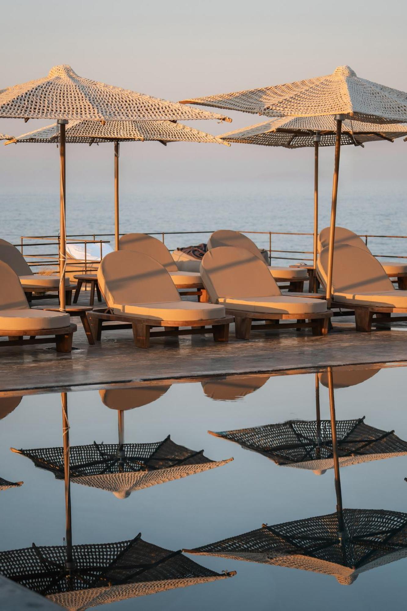 Colombos Beachfront Foinikia  Экстерьер фото
