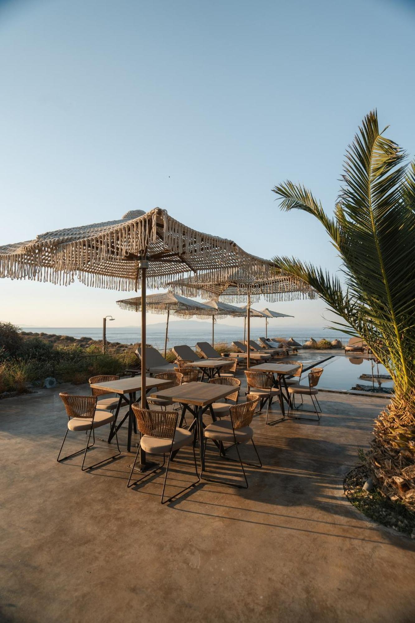Colombos Beachfront Foinikia  Экстерьер фото