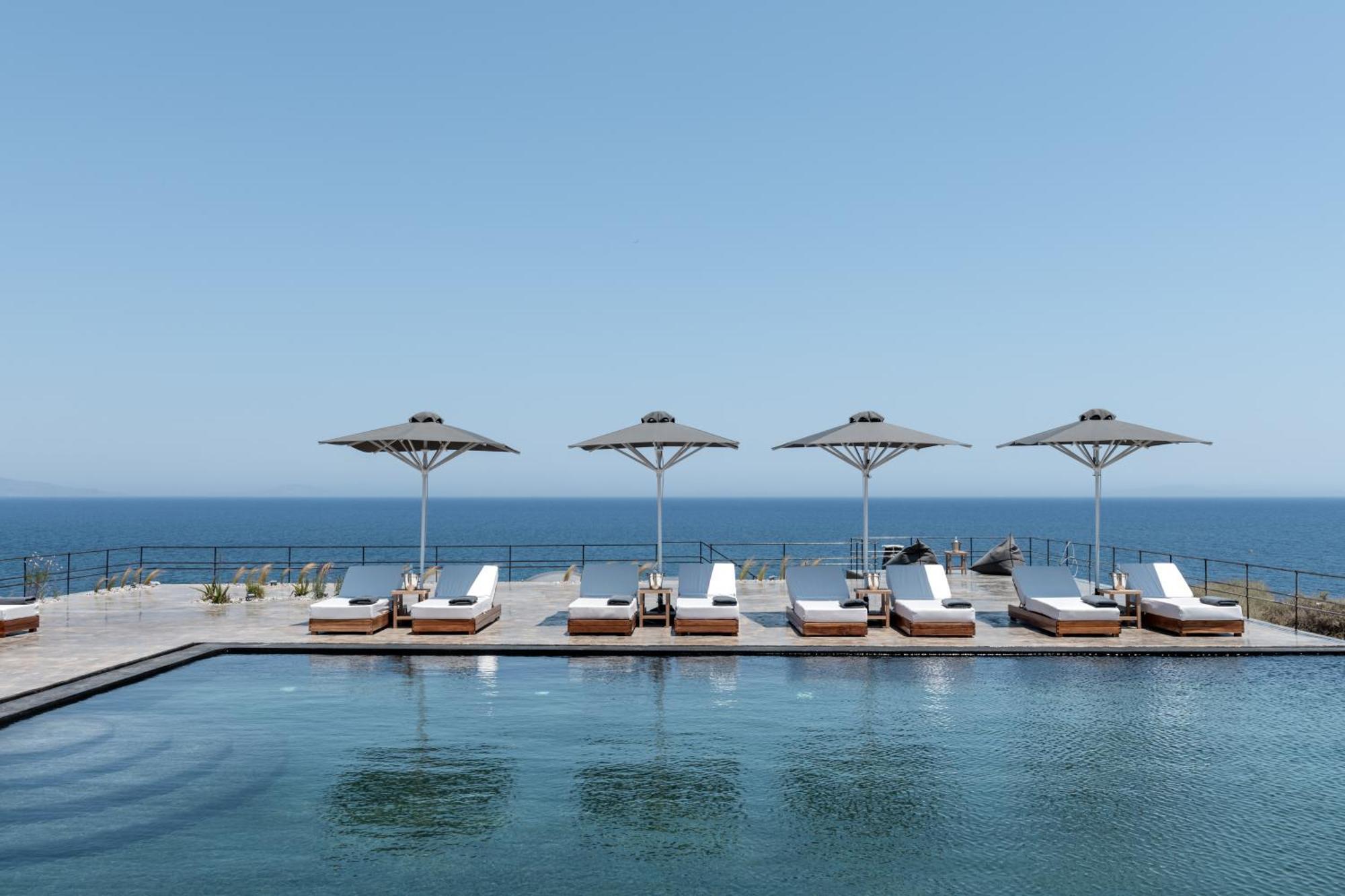 Colombos Beachfront Foinikia  Экстерьер фото