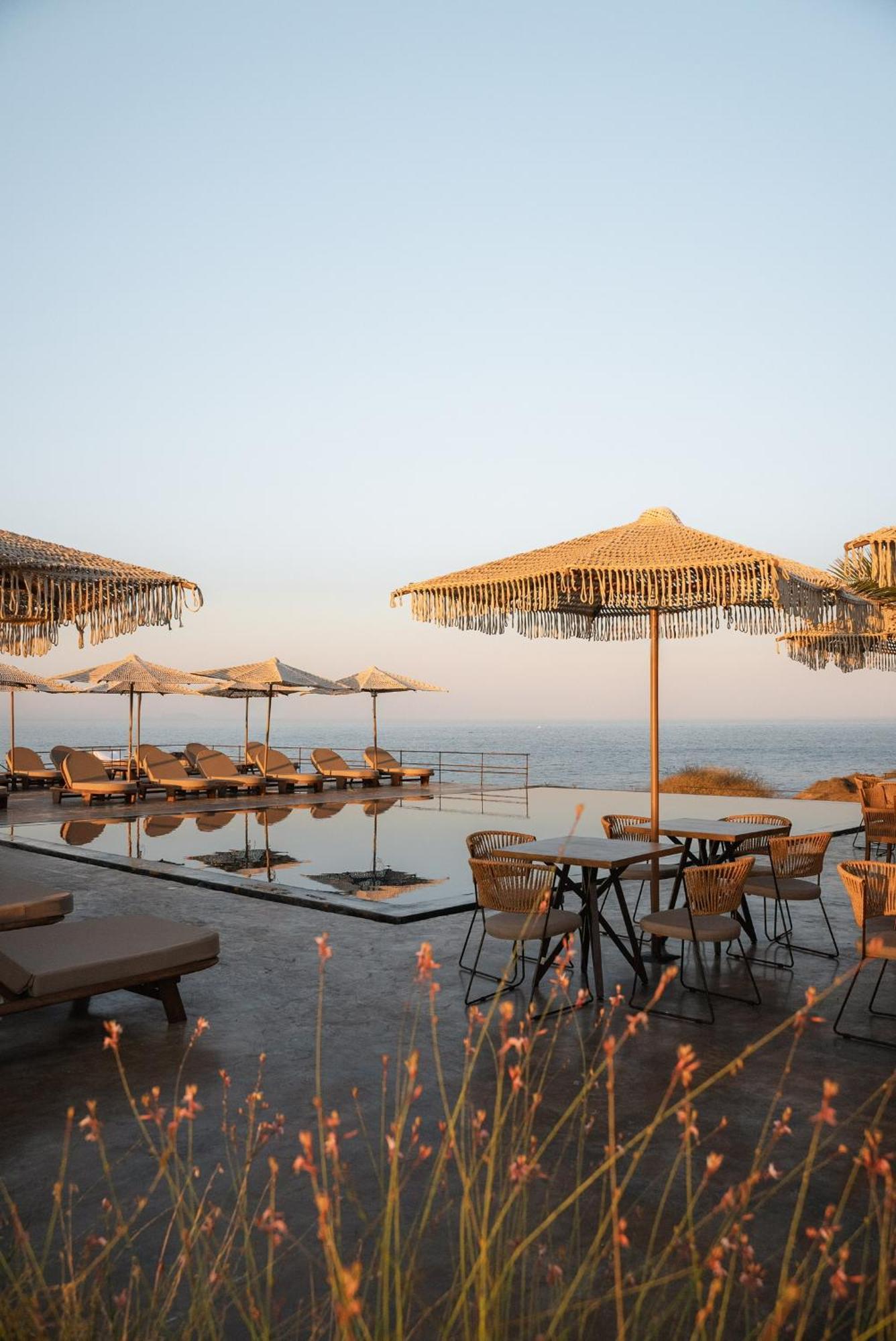 Colombos Beachfront Foinikia  Экстерьер фото